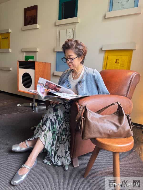 这是我见过最“优雅”的姥姥，穿衣简约却很高级，短发烫卷更洋气