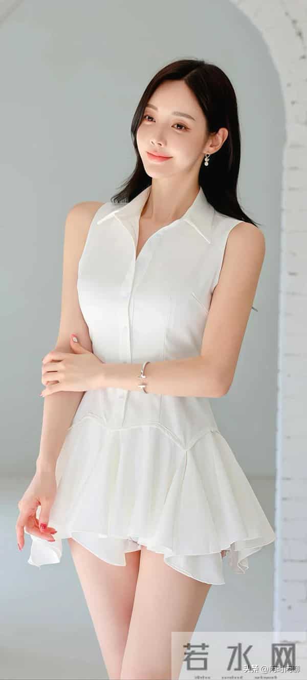 白色衬衫裙,单排扣收腰,下搭不对称荷叶边短裙,简约柔美。