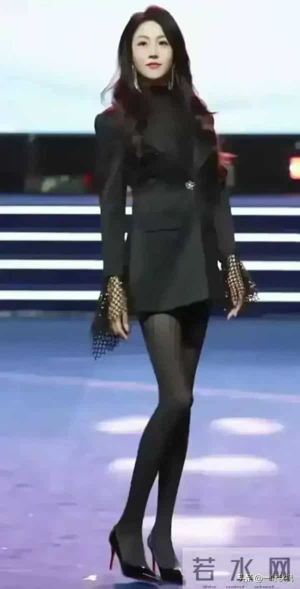 评委比模特都要漂亮，身材简直是天花板，清纯靓丽，气质优雅迷人