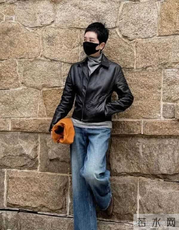 被这个50+阿姨惊艳到！穿搭不花不绿，简单却时髦，值得借鉴！