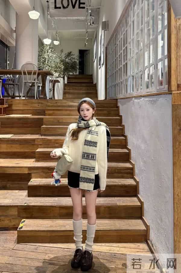 奶白色圆领针织衫+藏蓝色蕾丝边针织短裤,精致又带点俏皮