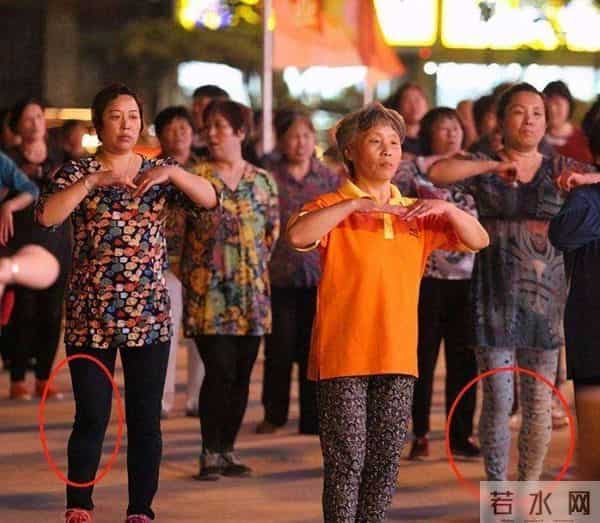 不建议中年女人穿的3种裤子,乍一看时髦,实际显胖还没气质