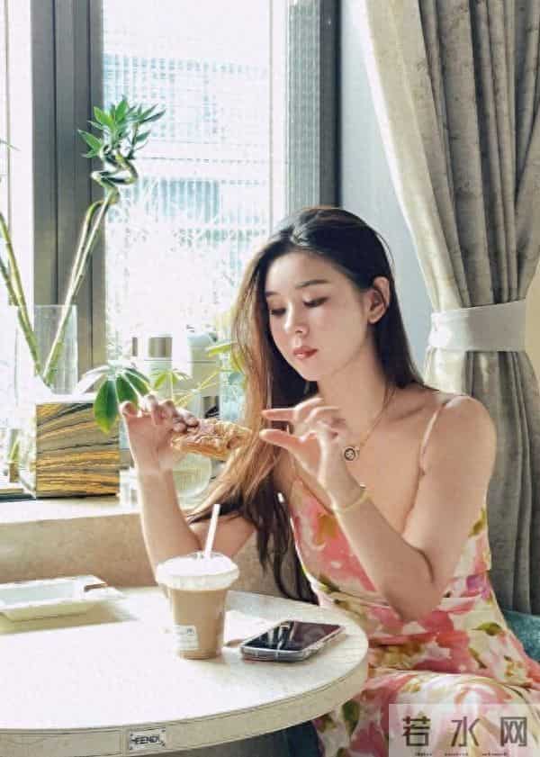 40岁李小萌身材太统！三套穿搭减龄又实用