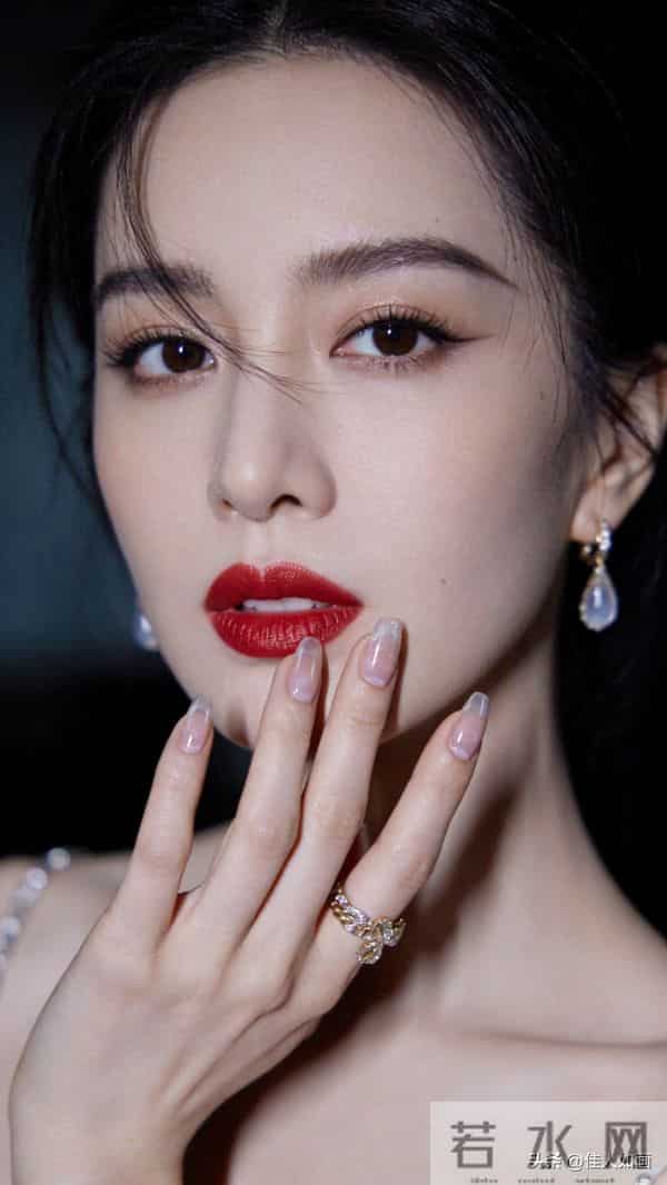 柔暗光影下的惊艳，美甲红唇高级感爆棚