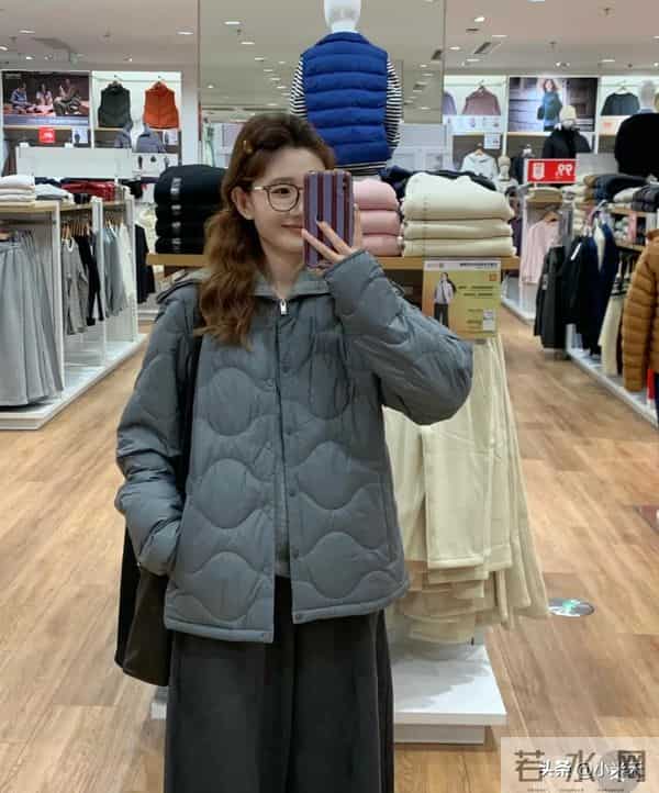优衣库这件“菱格羽绒服”，黑灰俩色我直接all in了！