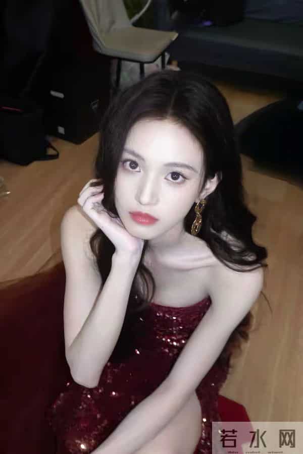 性感与优雅并存:沈羽洁酒红亮片裙露出迷人背部,开启时尚新篇章