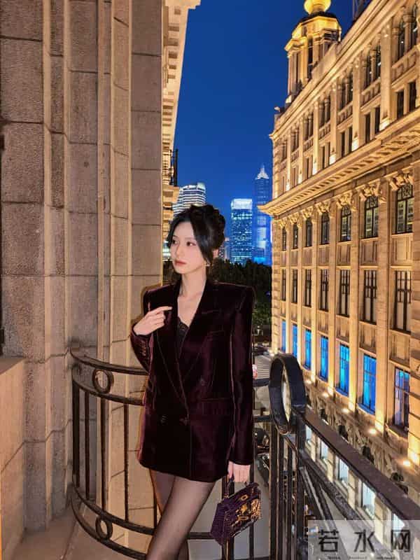 这也太“哇塞”了！黑丝+西装，拿捏财阀千金风，美到犯规！