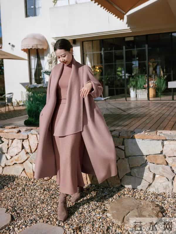 一身优雅温柔的灰粉色，太美了，真的很气质！