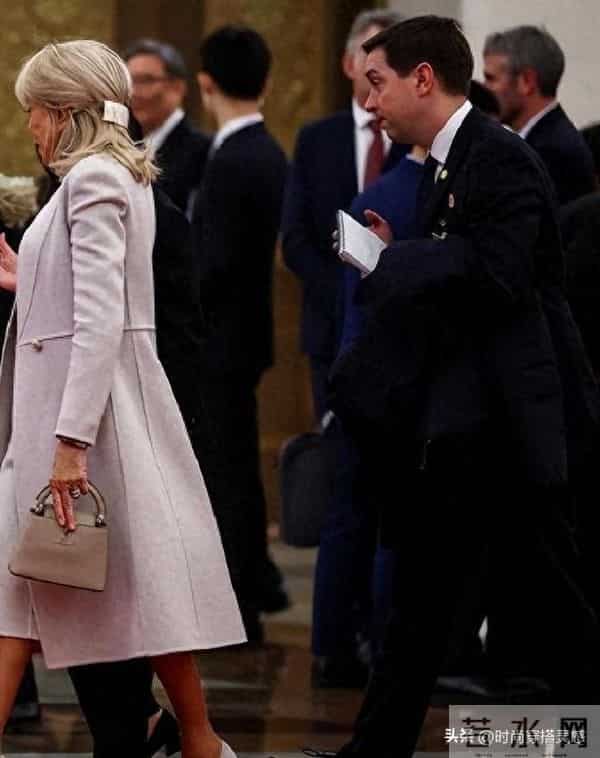 马克龙北京第二天！夫人米白套装出席仪式，兵哥哥气势磅礴，爱了