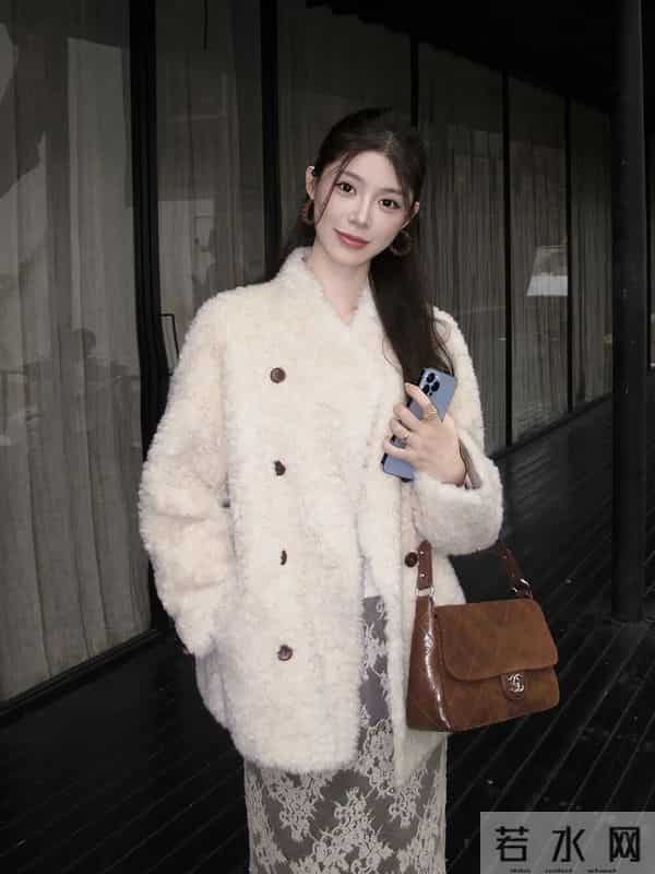 走在街上回头率很高的奶白色外套，温柔又显贵