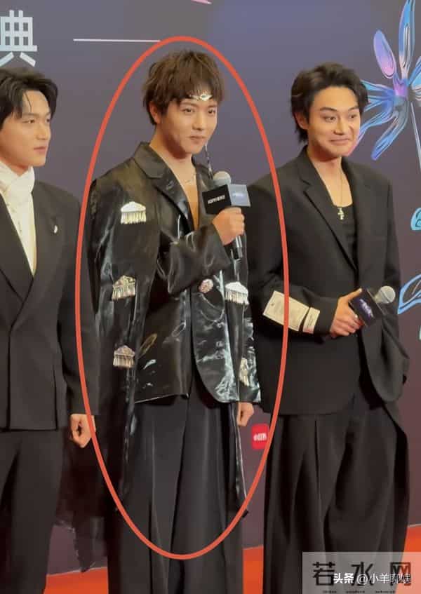 黑网衫,低胸装,短剧演员走红毯恨不得披块布上台!网友-太辣眼