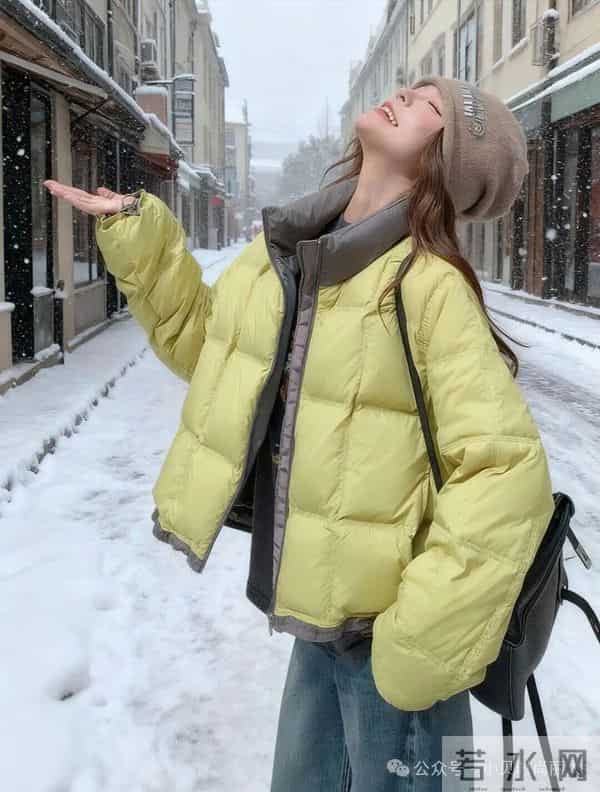 雪天亮色羽绒服,松弛感氛围拉满