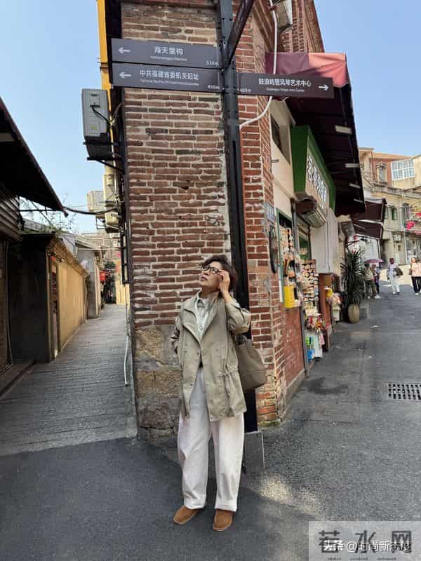 这是我见过最“优雅”的姥姥，穿衣简约却很高级，短发烫卷更洋气