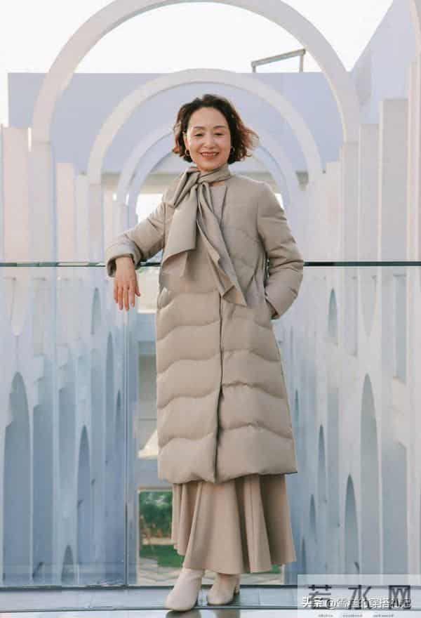 女人上了年纪后，还是穿“羽绒服+短靴”最好看！时髦保暖又气质