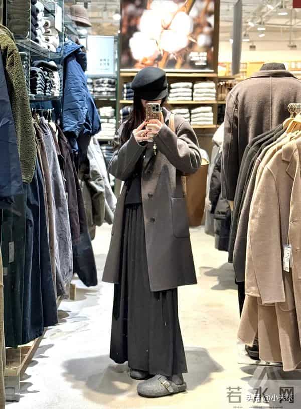 谁教MUJI这么玩“男装女穿”的？神裙配大衣直接杀疯了