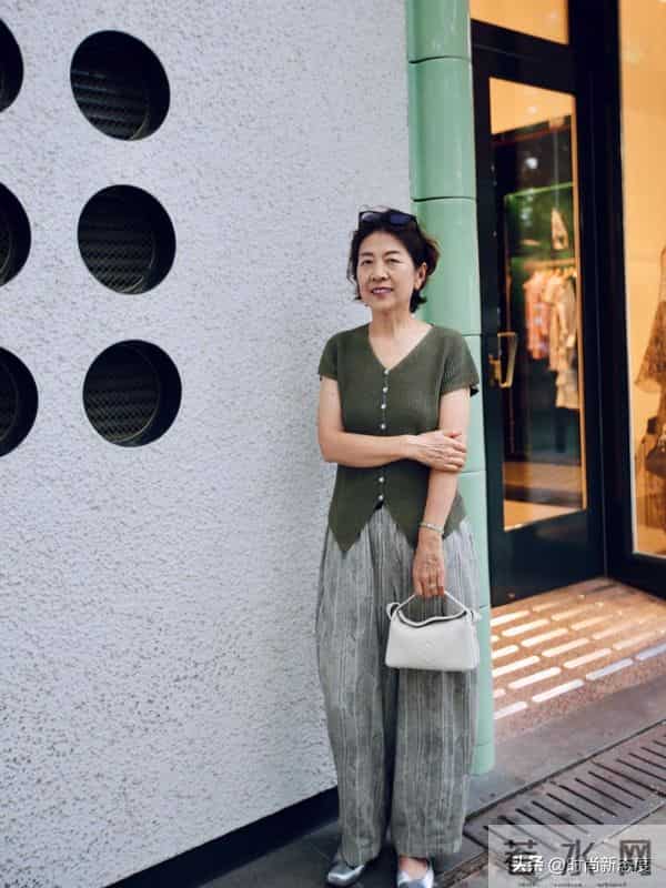 这是我见过最“优雅”的姥姥，穿衣简约却很高级，短发烫卷更洋气