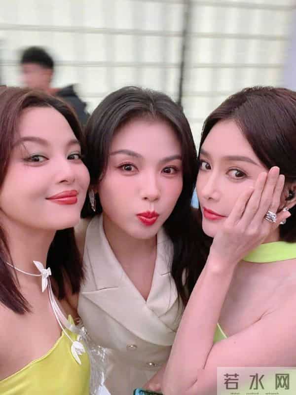 刘涛和秦岚、辛芷蕾同框,她自嘲为前辈!同色系的穿搭成为亮点