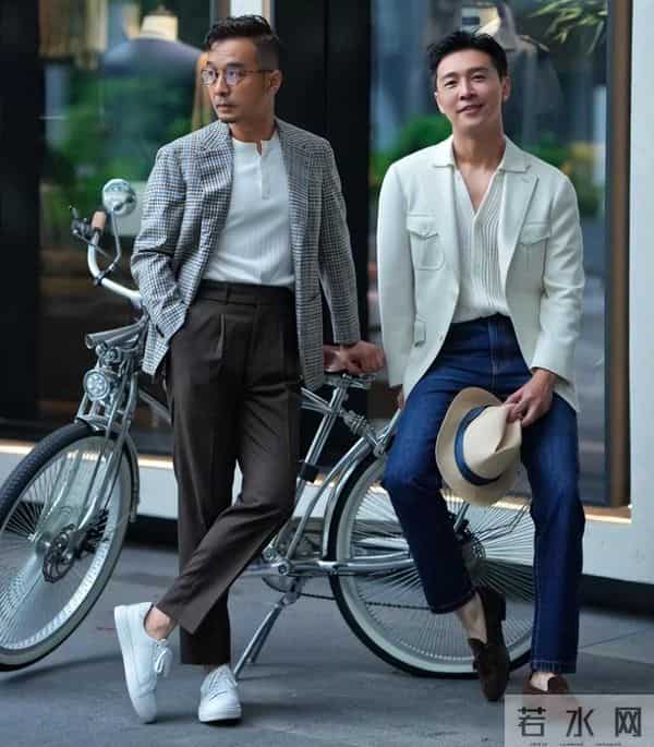 五六十岁男人：上衣尽量别穿“卫衣、风衣”，秋天这样打扮更有型