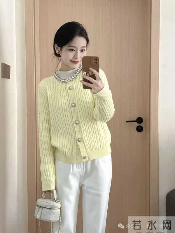 香风黄开衫配白裤，简单干净