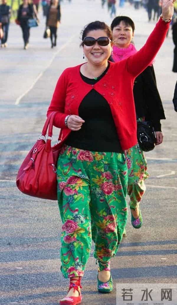 上了年纪的女人，少穿“廉价色”，多穿这4种“富贵色”更高级