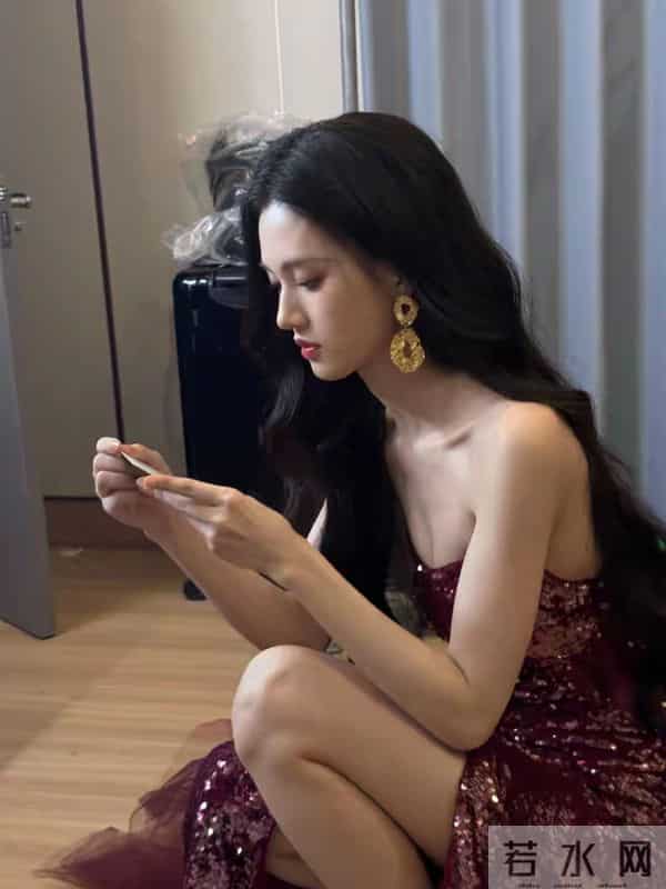 性感与优雅并存:沈羽洁酒红亮片裙露出迷人背部,开启时尚新篇章