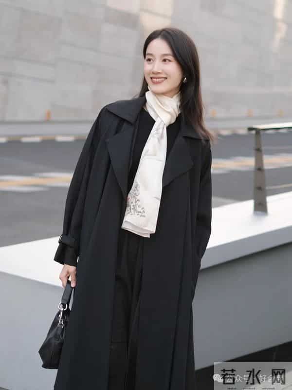 如果你有一件“黑色大衣”，试着这样配色，太高级