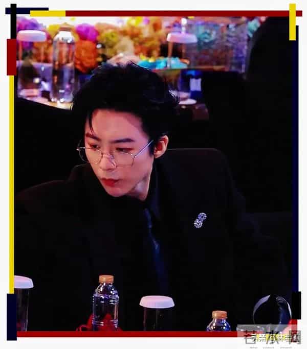 刘宇宁尖叫之夜赢麻了，帮曾舜晞化解尴尬，给员工拿糖，被赞贴心