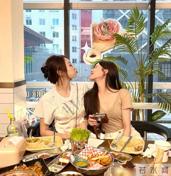 赵露思和好友逛街好轻松,看到她的穿搭后真佩服,不愧为时髦精