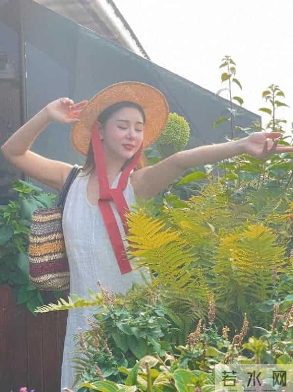 40岁李小萌身材太统！三套穿搭减龄又实用