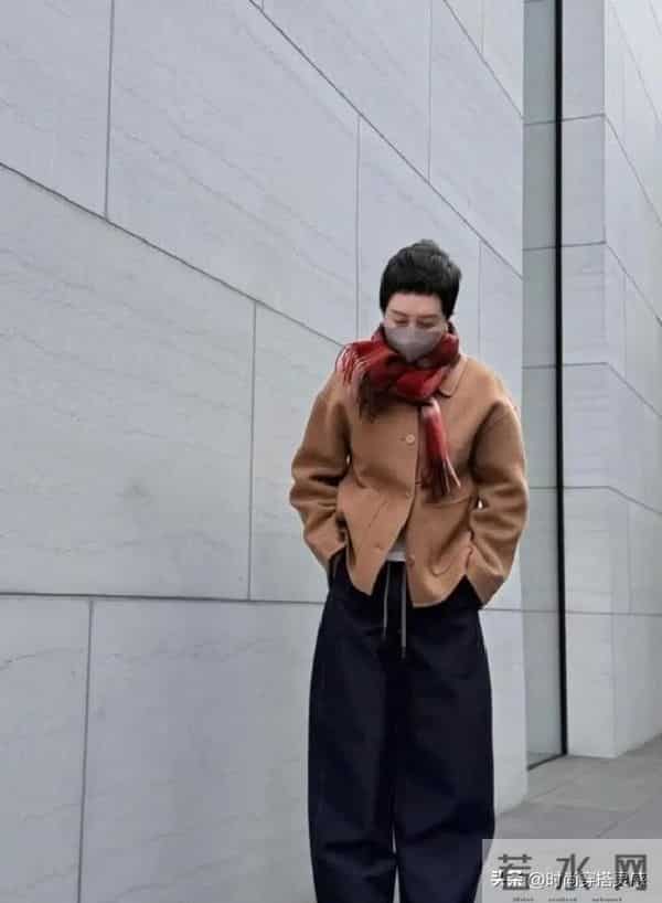 被这个50+阿姨惊艳到！穿搭不花不绿，简单却时髦，值得借鉴！