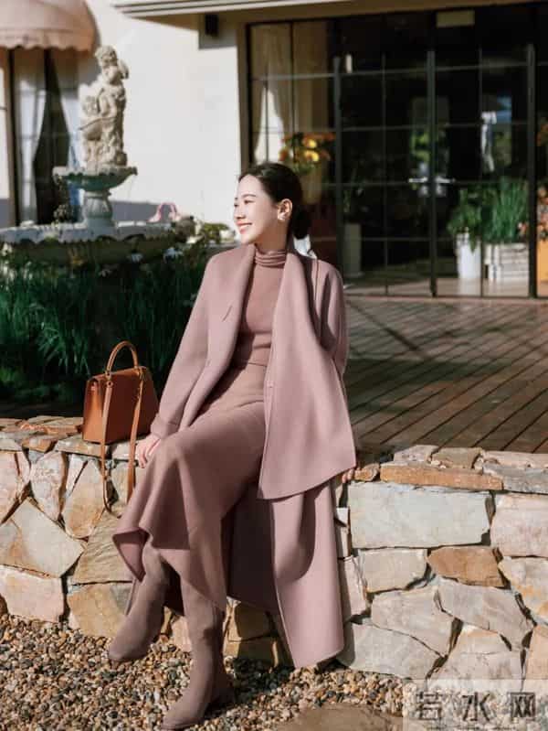 一身优雅温柔的灰粉色，太美了，真的很气质！