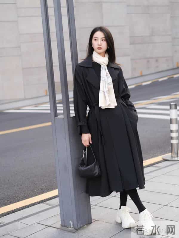 如果你有一件“黑色大衣”，试着这样配色，太高级