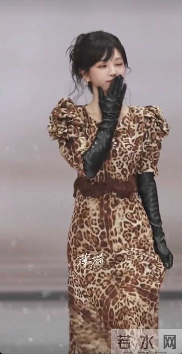 这么甜美的长相居然能轻松驾驭豹纹