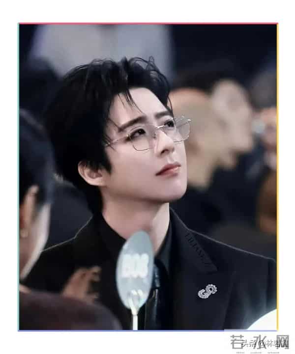 刘宇宁尖叫之夜赢麻了，帮曾舜晞化解尴尬，给员工拿糖，被赞贴心