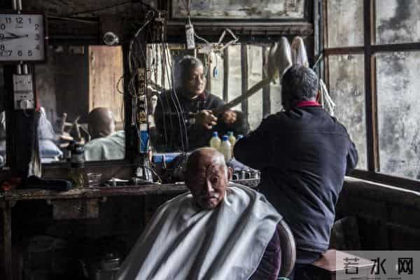 农村老人理发，进发屋第一件事就是打听价格，便宜就理，贵就离开
