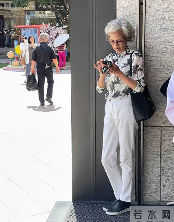 七八十岁女人想高级：衣穿素、裤穿宽、多戴帽，头发白了照样优雅