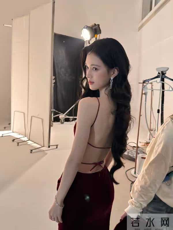 性感与优雅并存:沈羽洁酒红亮片裙露出迷人背部,开启时尚新篇章