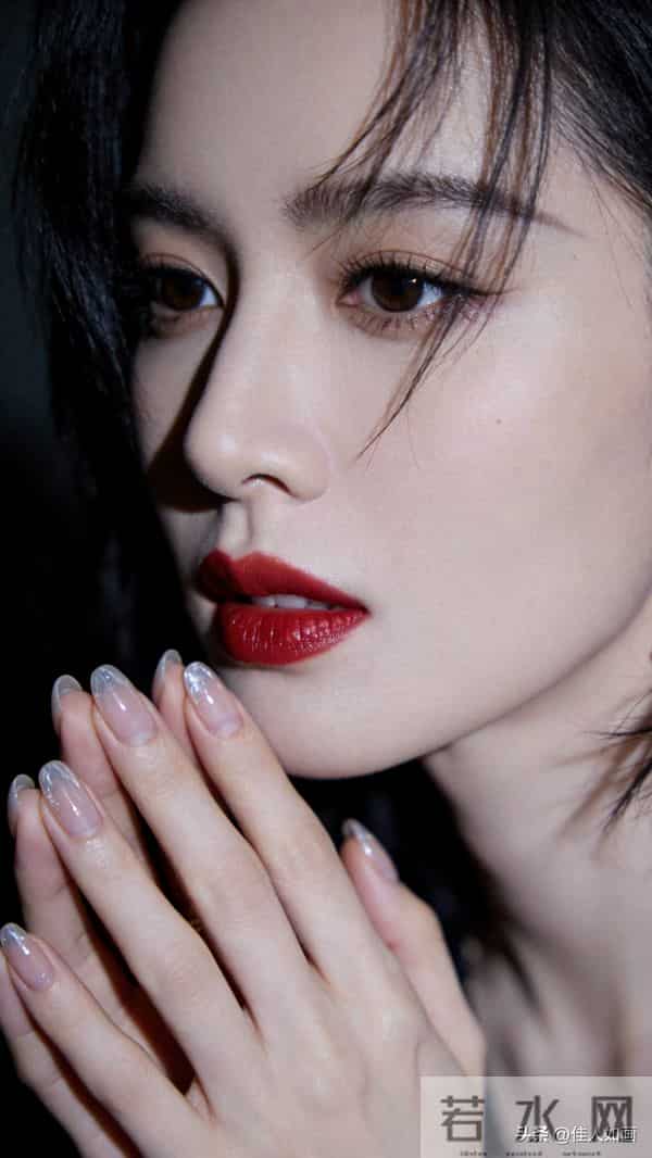 柔暗光影下的惊艳，美甲红唇高级感爆棚