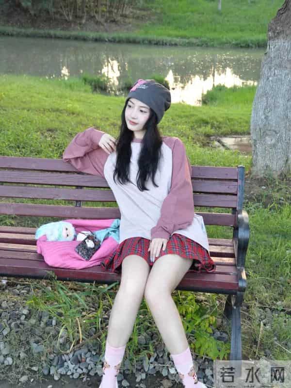 公园长椅拍照姿势大公开！今天这套粉棕穿搭被要链接了！