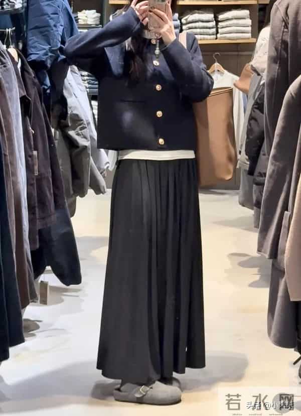 谁教MUJI这么玩“男装女穿”的？神裙配大衣直接杀疯了