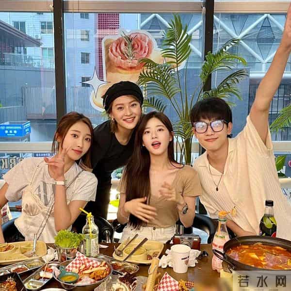 赵露思和好友逛街好轻松,看到她的穿搭后真佩服,不愧为时髦精