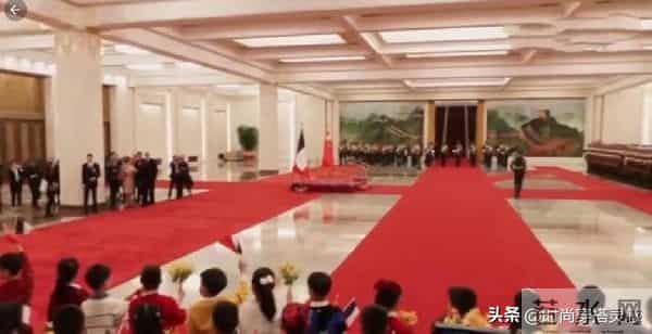 马克龙北京第二天！夫人米白套装出席仪式，兵哥哥气势磅礴，爱了