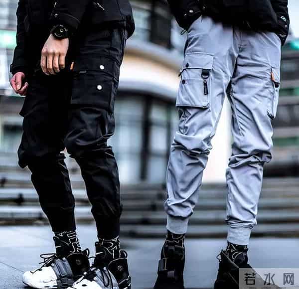 真正会穿的男人，不管穿羽绒服还是夹克，不会配束腿裤，拉低气质