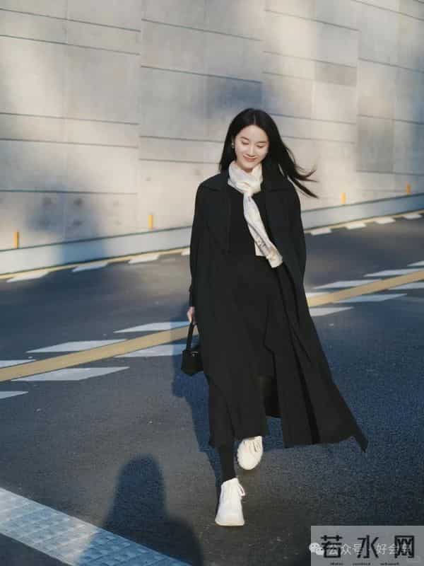 如果你有一件“黑色大衣”，试着这样配色，太高级