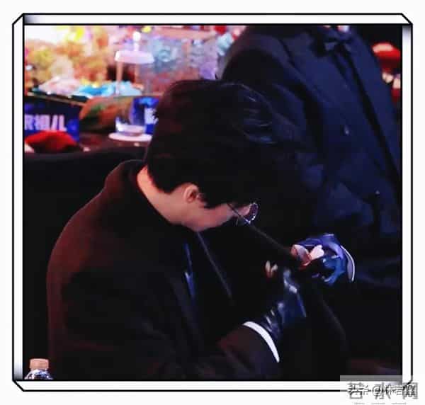 刘宇宁尖叫之夜赢麻了，帮曾舜晞化解尴尬，给员工拿糖，被赞贴心