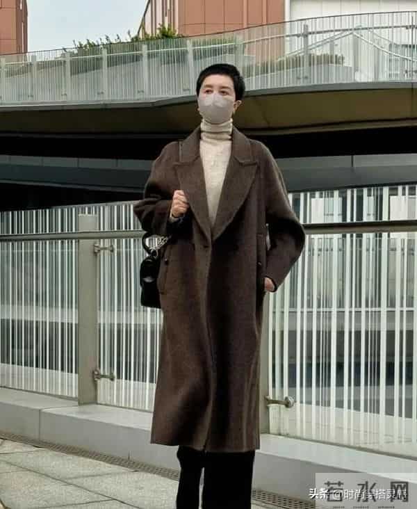 被这个50+阿姨惊艳到！穿搭不花不绿，简单却时髦，值得借鉴！