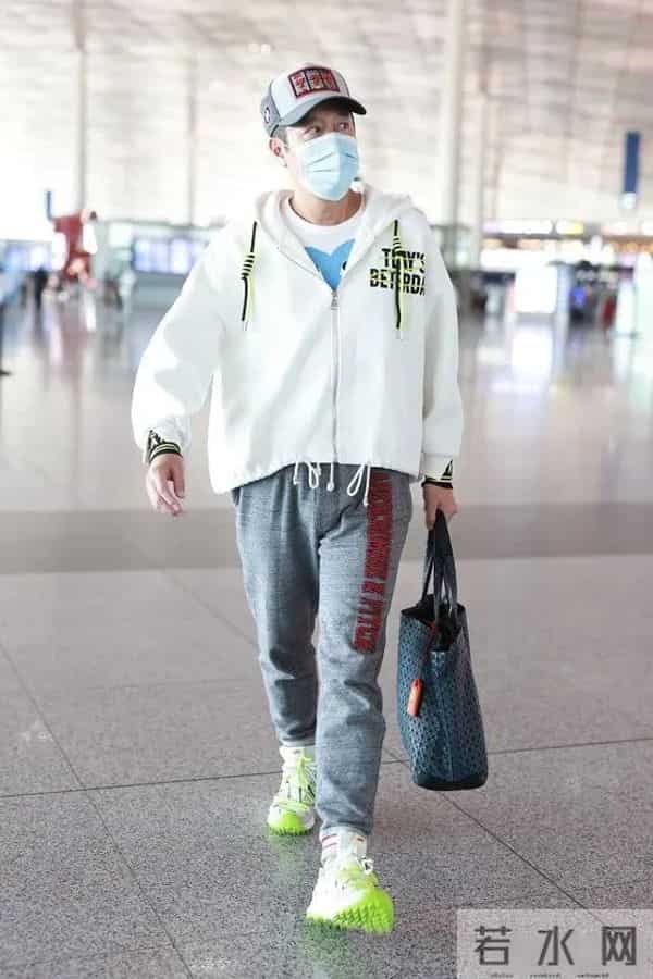 五六十岁男人：上衣尽量别穿“卫衣、风衣”，秋天这样打扮更有型