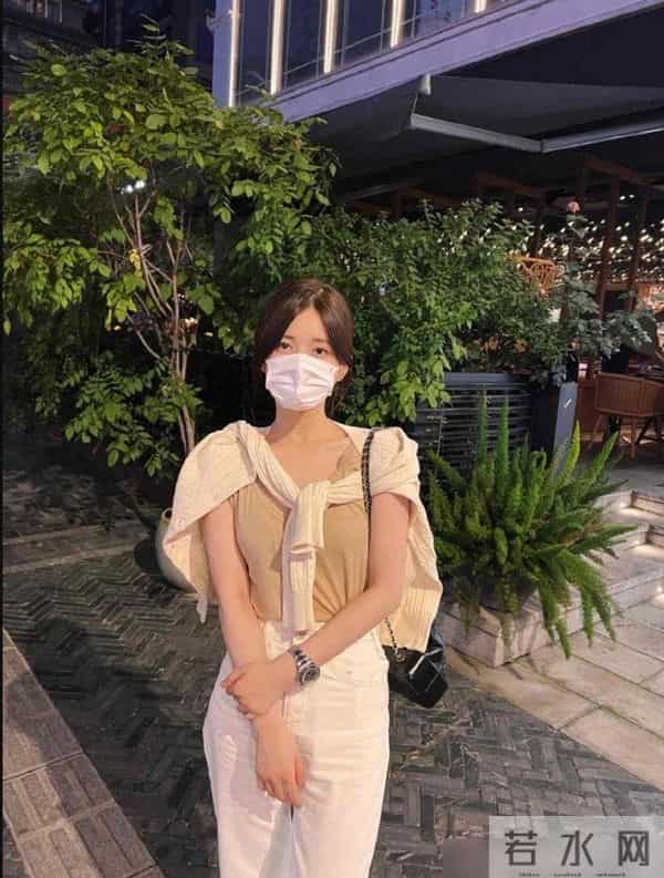 赵露思和好友逛街好轻松,看到她的穿搭后真佩服,不愧为时髦精