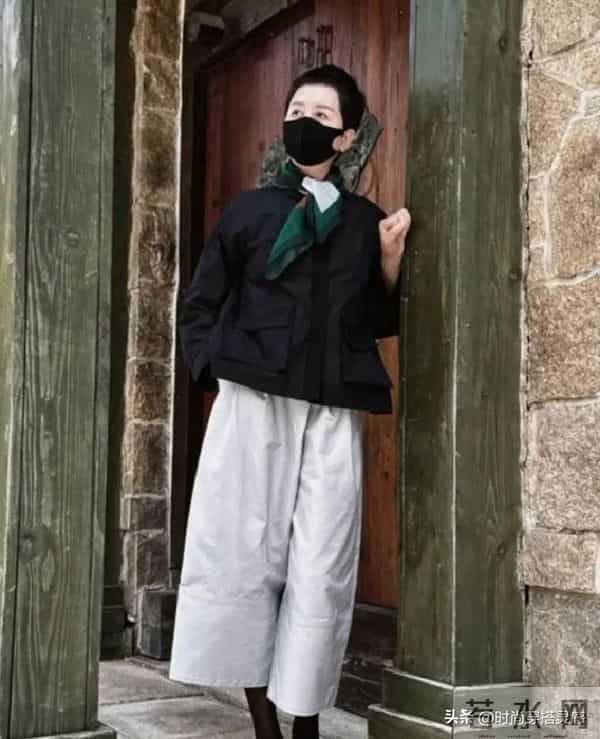 被这个50+阿姨惊艳到！穿搭不花不绿，简单却时髦，值得借鉴！