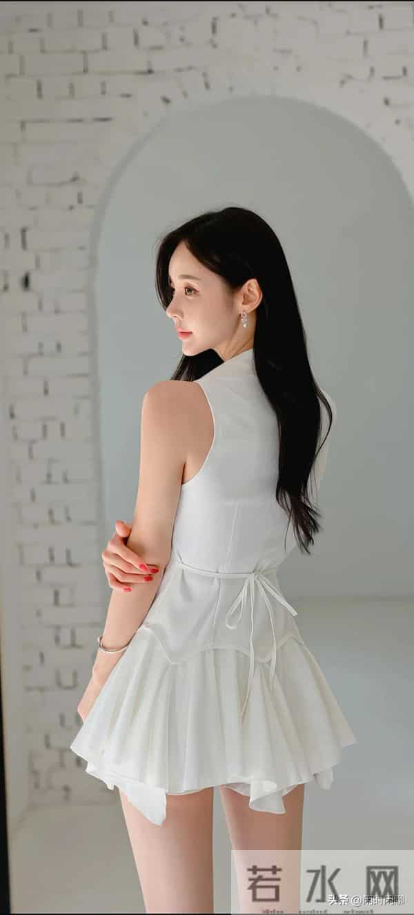 白色衬衫裙,单排扣收腰,下搭不对称荷叶边短裙,简约柔美。